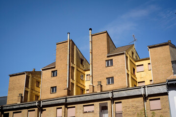 Edificio simétrico en calle de jaca en día soleado