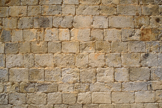 Pared de piedra de edificio monumental medieval