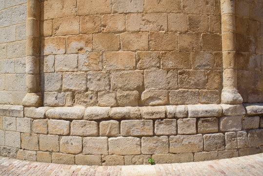 Pared de piedra de abside de edificio monumental medieval