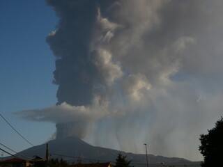 Etna en &eacute;ruption au petit matin