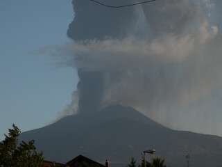 Etna en &eacute;ruption au petit matin