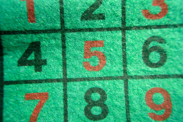 Número 5 en tapete de casino con números rojos y negros