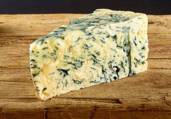 Gorgonzola auf rustikaler Holzplatte, Käse, Italien, herzhaft