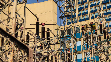 Fototapeta premium Instalações elétricas de uma distribuidora de energia no Brasil, destacando a infraestrutura e os componentes industriais