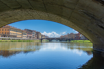 Obraz premium View of the Arno, the river that crosses the city of Florence in Italy.