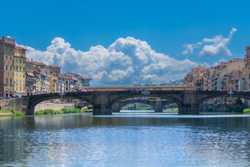 Obraz premium View of the Arno, the river that crosses the city of Florence in Italy.