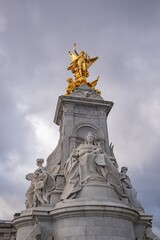 Obraz premium Close-Up of Victoria Memorial Statue in London