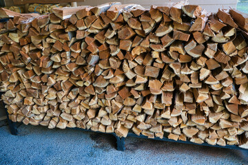 積み上げられた沢山の薪