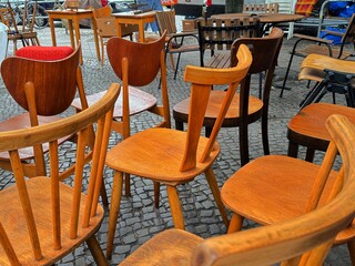 Alte Stühle auf einem Berliner Flohmarkt