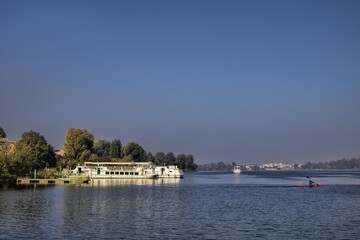 Fototapeta premium mantua, italien - panorama am lago inferiore mit ausflugsdampfer