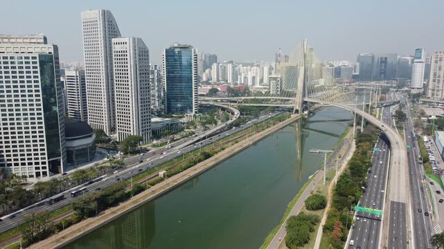Cidade de S&atilde;o Paulo Ponte estaiada vis&atilde;o a&eacute;rea marginal pinheiros dia de sol 
