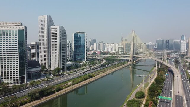Marginal Pinheiros e a Avenida Jornalista Roberto Marinho Ponte Estaiada de S&atilde;o Paulo - Ponte Oct&aacute;vio Frias de Oliveira (Ponte Estaiada) panorama do Rio Pinheiros