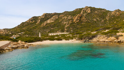 Cala Corsara, en la Isla de Spargi, parte del Archipiélago de Santa Magdalena, Cerdeña, revela una playa de arena blanca bordeada por aguas turquesas y cristalinas. 