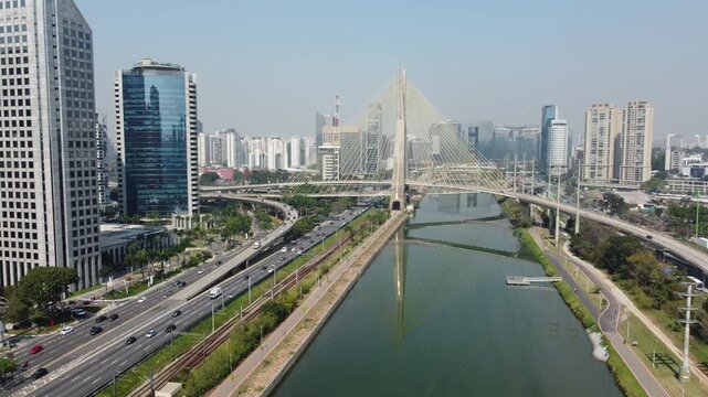Tr&aacute;fego pesado de ve&iacute;culos na marginal pinheiros com vista da ponte estaiada sobre o rio tiet&ecirc; na cidade de s&atilde;o paulo, sp, brasil em um dia de sol de 2024