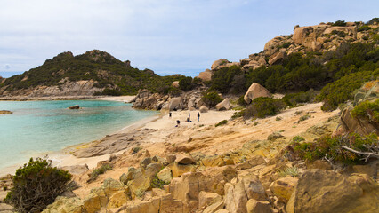 Fototapeta premium Una vista de una de las playas de Cala Corsara, en la Isla de Spargi, parte del Archipiélago de Santa Magdalena, Cerdeña, muestra un paisaje costero con arena dorada y aguas turquesas