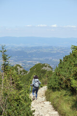 Obraz premium A man is hiking on a mountain