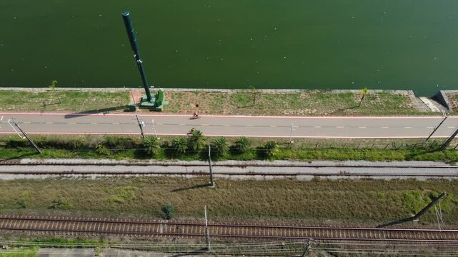 Vis&atilde;o a&eacute;res de ciclistas em uma ciclofaixa pr&oacute;ximo a marginal pinheiros e rio tiet&ecirc; na cidade de s&atilde;o paulo, sp, brasil