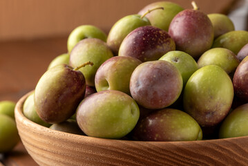 Manciata di olive fresche biologiche appena colte 