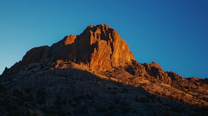 Obraz premium Majestic Mountain Peak at Sunset
