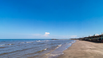 La costa y las palapas