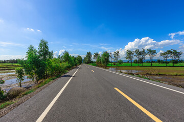 Nature Wallpaper (Mountains, Green Fields, Roadside Accommodation, Twilight Sky) The beauty of nature while traveling, with the wind blowing through the blurred leaves.
