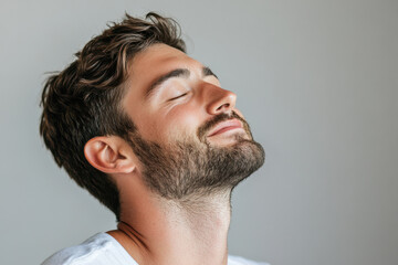 Obraz premium A close up of a man's face with his eyes closed