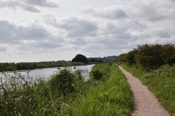 Obraz premium a walk along the exeter ship canal