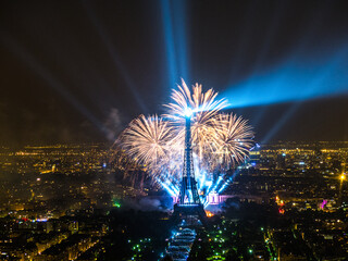 feu d'artifice du 14 juillet 2013 sur le sites de la Tour Eiffel et du Trocadéro à Paris vu de la Tour Montparnasse - Fireworks on Eiffel Tower