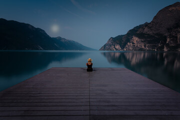 Una fantastica nottata con i primi colori dell'alba immerge la modella nella scena.  © Nino