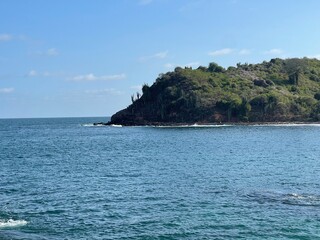 Vista del agua e islas en medio del mar