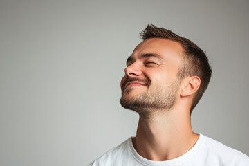 Obraz premium A close up of a man's face with his eyes closed