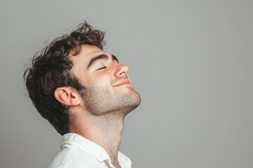 Obraz premium A close up of a man's face with his eyes closed