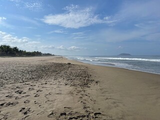 Vista del mar y la arena en la playa