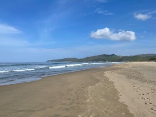 Vista de las olas del mar en una playa tranquila