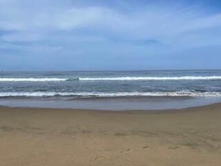 Vista de las olas del mar en una playa tranquila