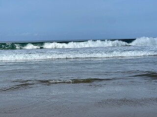 Vista de las olas del mar en una playa tranquila