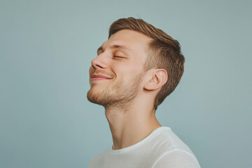 Obraz premium A close up of a man's face with his eyes closed