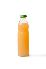 Una botella con zumo de pomelo sobre un fondo blanco aislado. Vista de frente y de cerca. Copy space. Formato vertical