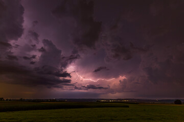 Wetteraufnahme von Gewitterwolken mit Blitzen.