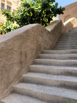 Escalera  al aire libre de cemento que llevan a uno segundo piso
