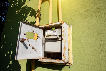 Gas pipe meter for measuring consumed natural gas