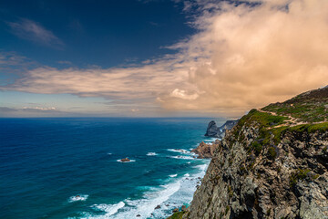 Cabo da Roca, il punto più occidentale d’Europa, un faro a picco sull’Oceano Atlantico, su falesie alte più di cento metri