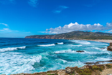 Fototapeta premium Cabo da Roca, il punto più occidentale d’Europa, un faro a picco sull’Oceano Atlantico, su falesie alte più di cento metri