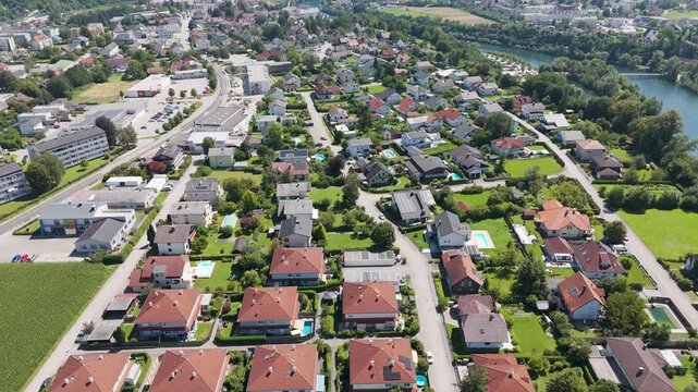 Drohnenaufnahmen einer kleinen Stadt - Lambach Ober&ouml;sterreich