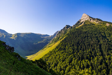 Pic de la Pique, culminant à 2387 m d’altitude, depuis l’auberge de l’Hospice de France au...