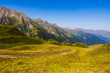 Panorama sur les Pyrénées françaises depuis le Plateau du Campsaure, à la frontière franco-espagnole