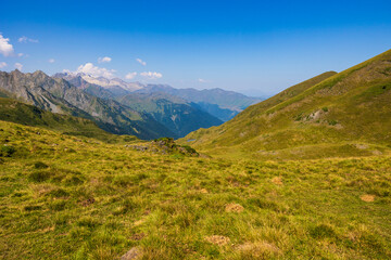 Panorama sur les Pyrénées françaises (dont le Pic Perdiguère) depuis le Pic de l’Entécade, près de Bagnères-de-Luchon