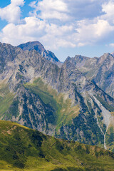 Fototapeta premium Pic de Sauvegarde, culminant à 2738 m, dans les Pyrénées françaises, depuis le Plateau du Campsaure à la frontière franco-espagnole