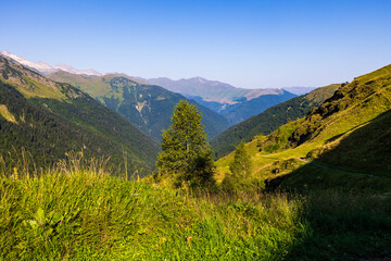Obraz premium Panorama sur les Pyrénées françaises depuis le Plateau du Campsaure, à la frontière franco-espagnole