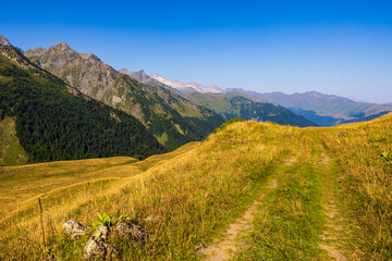 Panorama sur les Pyrénées françaises depuis le Plateau du Campsaure, à la frontière franco-espagnole